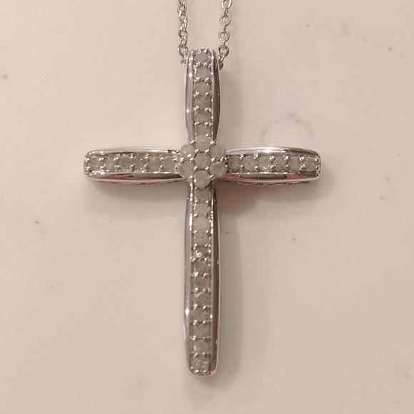 1 CTTW Diamond Cross Pendant, Silver - Picture 2 of 8